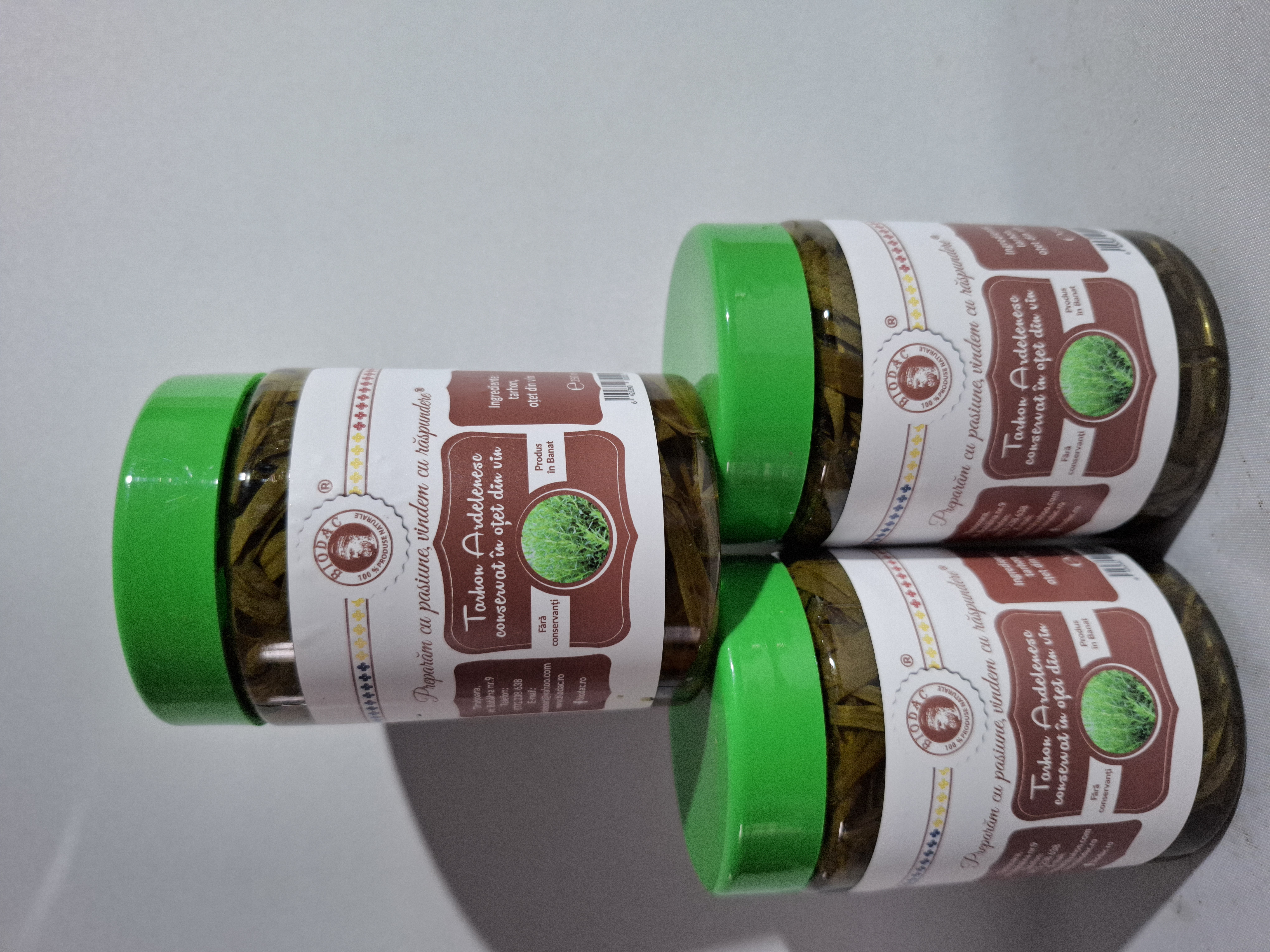 Tarhon conservat în oțet din vin.